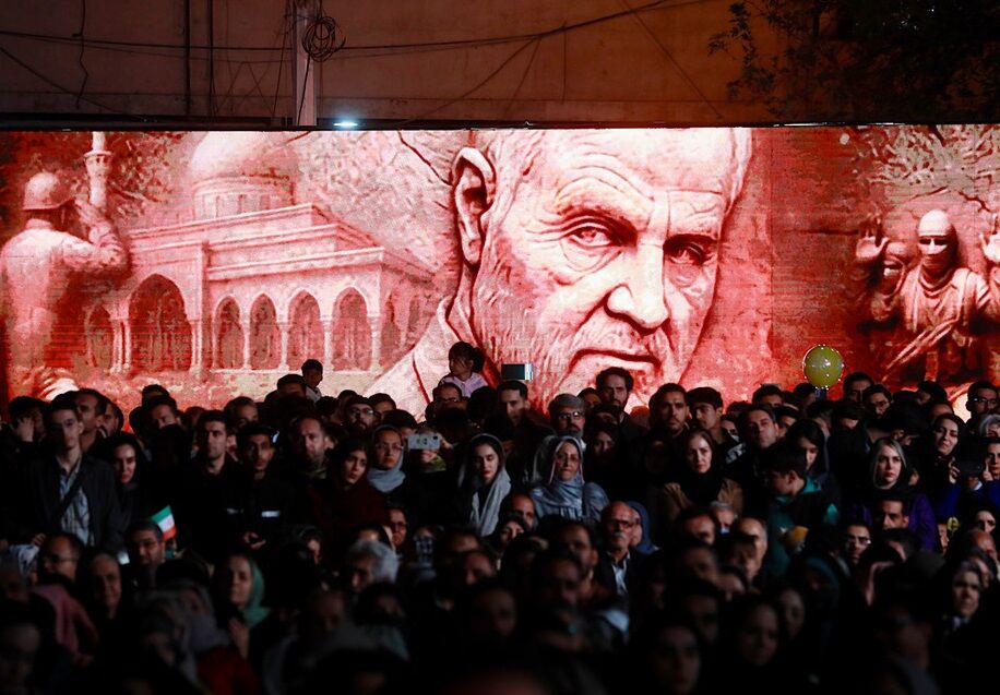 در «شبِ ایران» میدان انقلاب چه گذشت؟/ قوت گرفتن اجرای همایون در آزادی