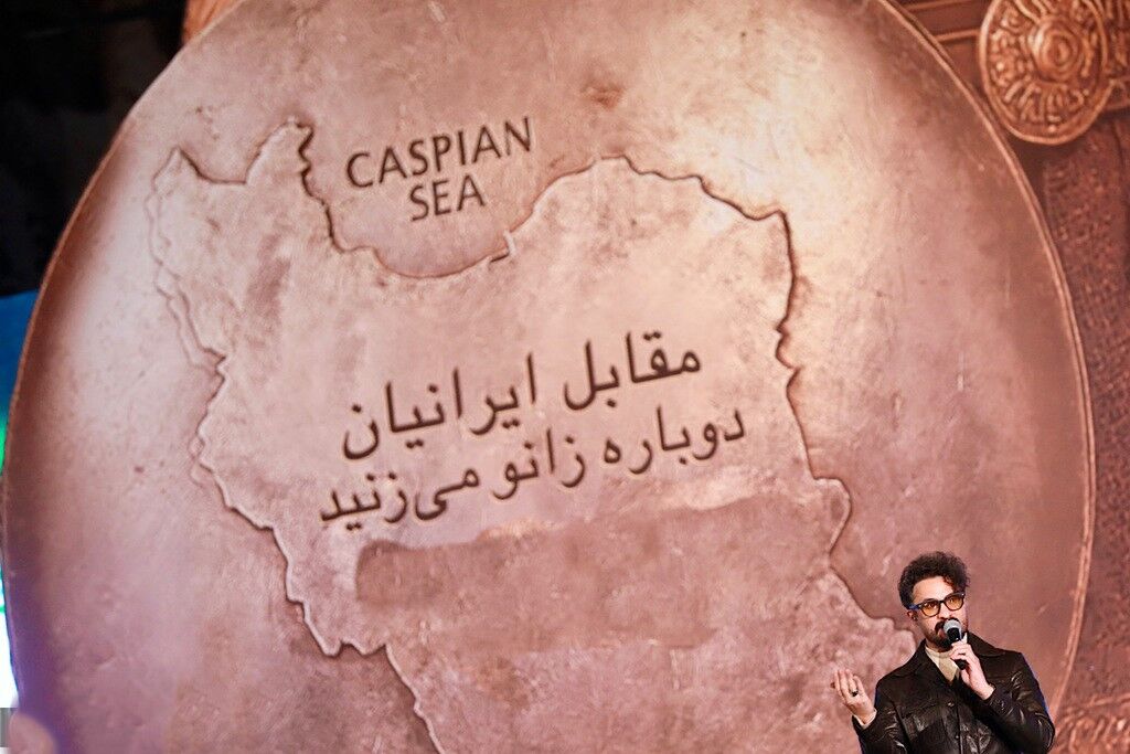 در «شبِ ایران» میدان انقلاب چه گذشت؟/ قوت گرفتن اجرای همایون در آزادی