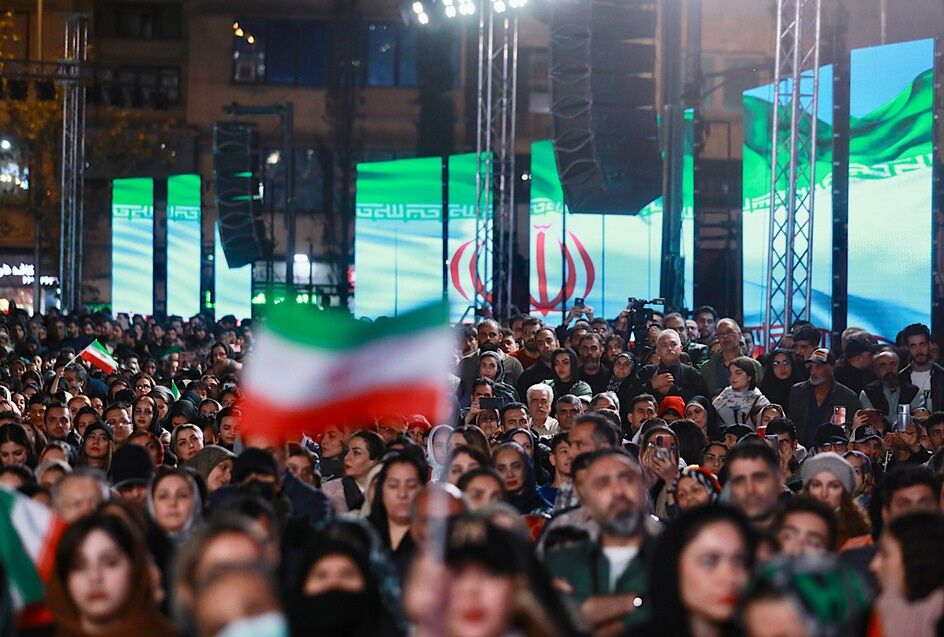 در «شبِ ایران» میدان انقلاب چه گذشت؟/ قوت گرفتن اجرای همایون در آزادی