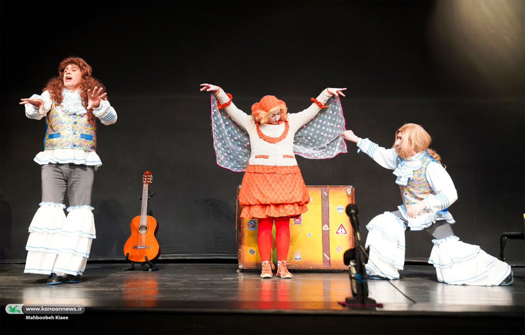 گشت‌وگذار نمایشی دوره‌گردها در کوچه‌های پاییز