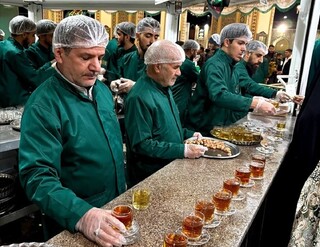 عطر چای خادم‌یاران اقلید در شب‌های فاطمیه حرم