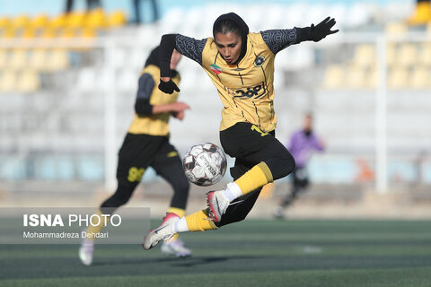 تک عکس | تکنیک خاص بازیکن فوتبال بانوان سپاهان