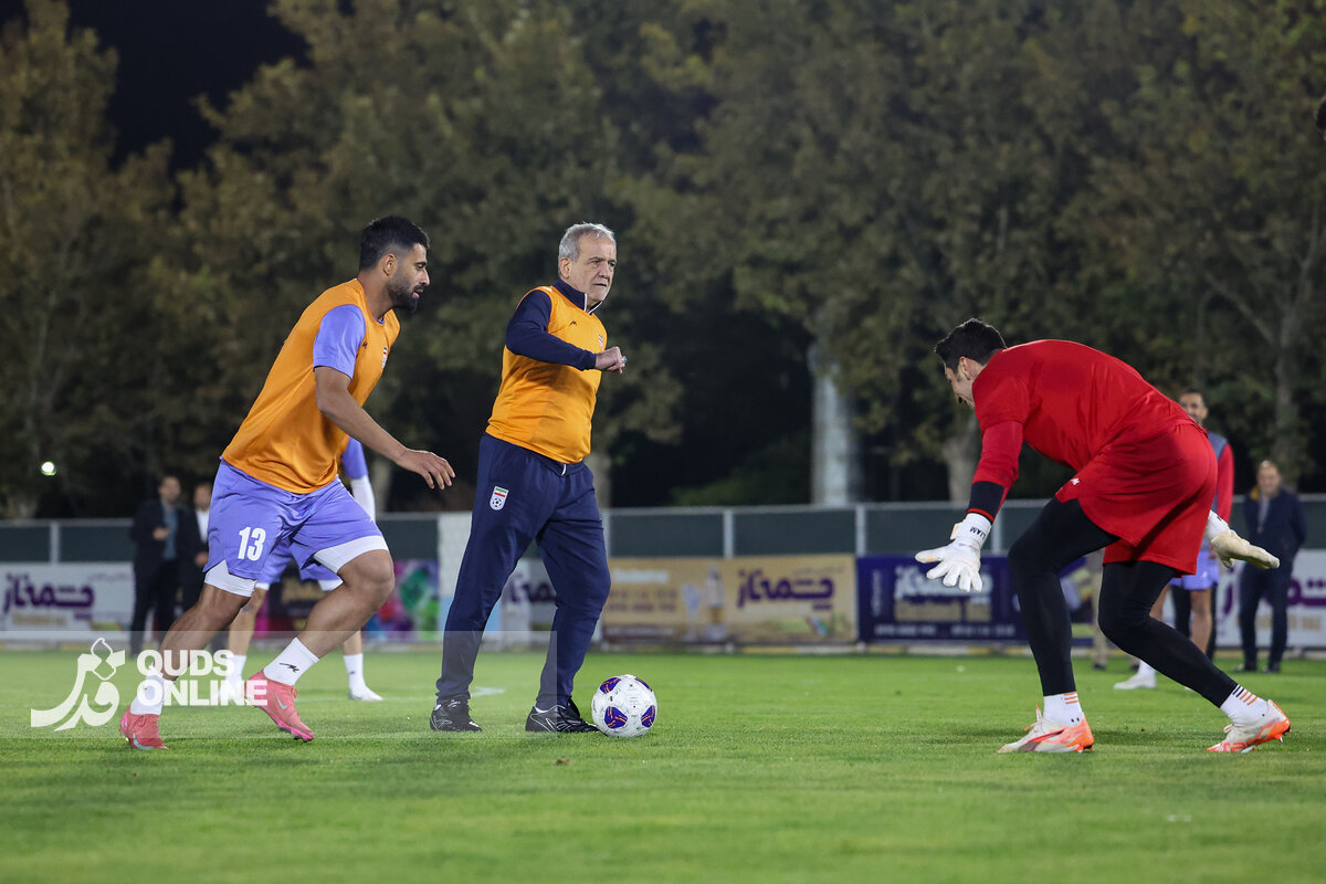 عکس روز | وقتی رییس جمهور پا به توپ می‌شود