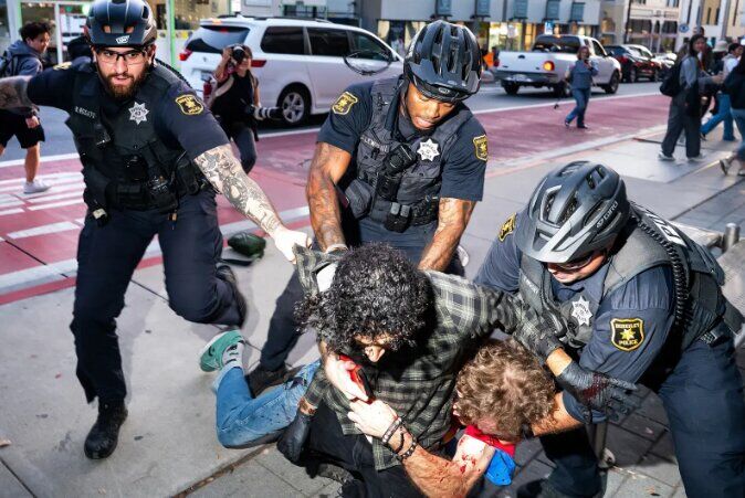 درگیری دانشجویان معترض و هواداران ترامپ در دانشگاه برکلی