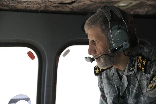 فرمانده کل ارتش از مرزهای شرقی بازدید کرد/ دیوار مرزی، تضمین امنیت ایران