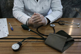 معاون درمان وزارت بهداشت: پزشک عمومی نباید پس از فارغ‌التحصیلی خود را بی‌هویت ببیند