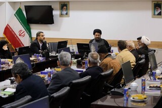 برگزاری نشست هم‌اندیشی شاعران آئینی با حضور پیر غلامان حسینی در حرم مطهر رضوی