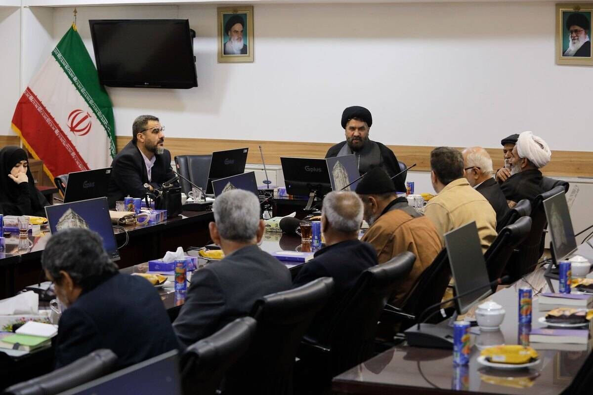 برگزاری نشست هم‌اندیشی شاعران آئینی با حضور پیر غلامان حسینی در حرم مطهر رضوی