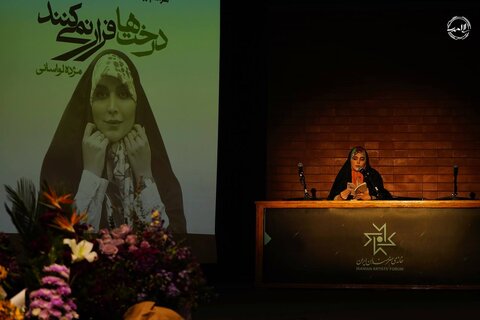 با شعر طرف باشید نه شاعر! /  ایران با زبان فارسی و شاعران بزرگ زنده مانده است /  میراثدار مفاخر زبان و ادب فارسی باشیم