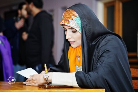 با شعر طرف باشید نه شاعر! / ایران با زبان فارسی و شاعران بزرگ زنده مانده است / میراثدار مفاخر زبان و ادب فارسی باشیم