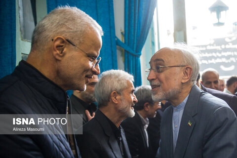 حضور علی اکبر صالحی در مراسم یادبود زرین احمدی‌نژاد