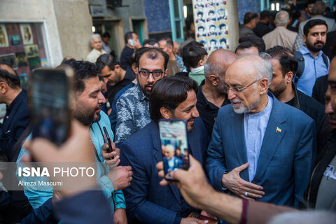 حضور علی اکبر صالحی در مراسم یادبود زرین احمدی‌نژاد