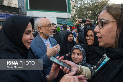 حضور علی اکبر صالحی در مراسم یادبود زرین احمدی‌نژاد