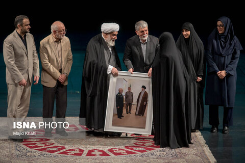 مراسم انتشار تقریظ رهبری بر کتاب‌های «تب ناتمام»، «همسفر آتش و برف» و «خانومْ ماه»