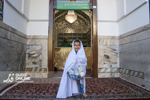 خدمت کفشداری در حرم مطهر رضوی