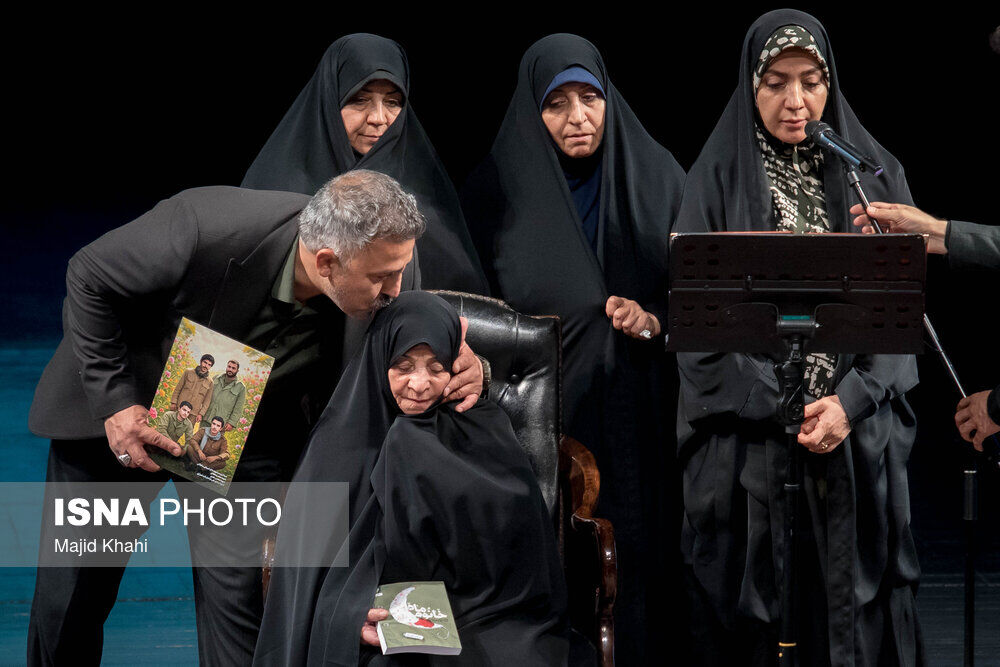 مراسم انتشار تقریظ رهبری بر کتاب‌های «تب ناتمام»، «همسفر آتش و برف» و «خانومْ ماه»