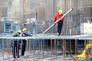 با وجود تورم و کاهش قدرت خرید، وعده‌ها پشت در کمیته مزد مانده‌اند/عقب ماندگی مزد زیر سایه دور زدن قانون کار