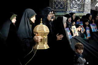 آیین سیاه‌پوشی حرم مطهر امام رضا(ع) توسط مادران و همسران شهدا برگزار شد/اشک‌های عشق، دستان ایثار