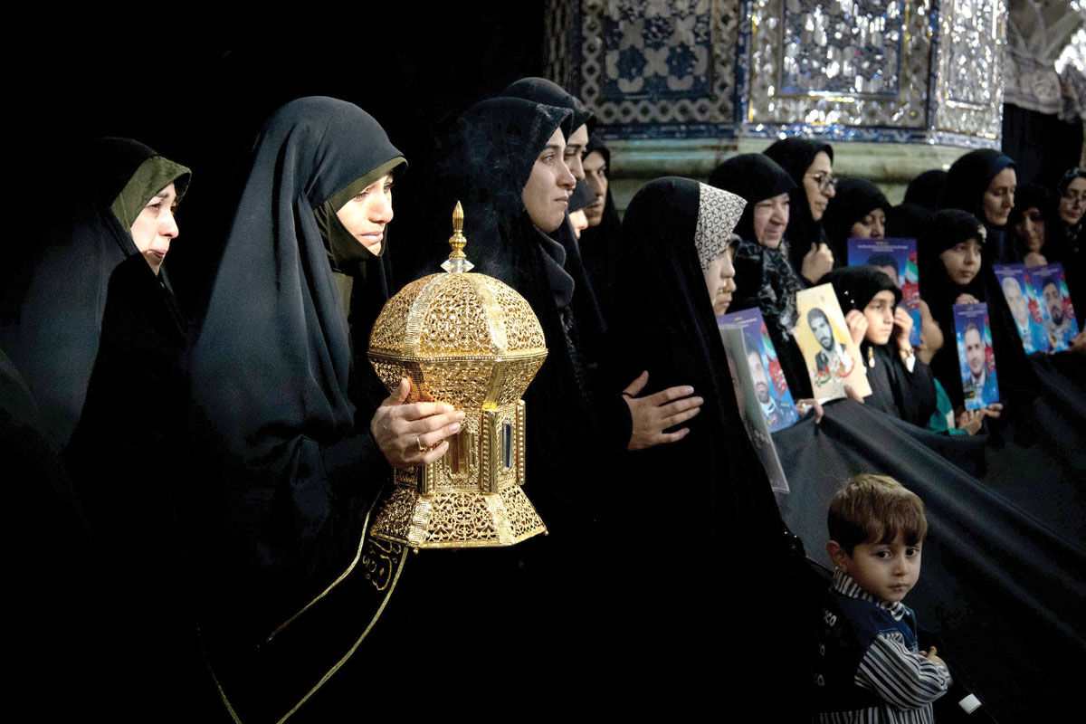 آیین سیاه‌پوشی حرم مطهر امام رضا(ع) توسط مادران و همسران شهدا برگزار شد/اشک‌های عشق، دستان ایثار