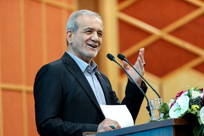 پزشکیان: نباید مردم را به خودی و غیرخودی تقسیم کرد/ با کمک مردم ایستاده‌ایم