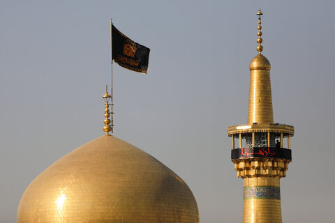 نصب کتیبه های شهادت حضرت زهرا سلام الله علیها در حرم مطهر رضوی