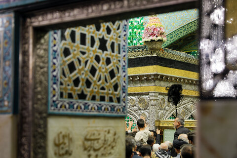 نصب کتیبه های شهادت حضرت زهرا سلام الله علیها در حرم مطهر رضوی