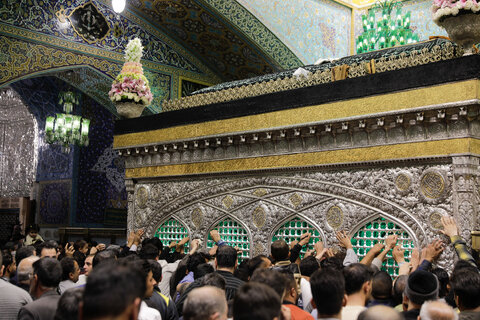 نصب کتیبه های شهادت حضرت زهرا سلام الله علیها در حرم مطهر رضوی