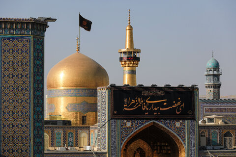 نصب کتیبه های شهادت حضرت زهرا سلام الله علیها در حرم مطهر رضوی