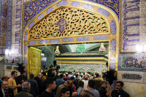 نصب کتیبه های شهادت حضرت زهرا سلام الله علیها در حرم مطهر رضوی