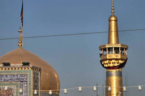 نصب کتیبه های شهادت حضرت زهرا سلام الله علیها در حرم مطهر رضوی