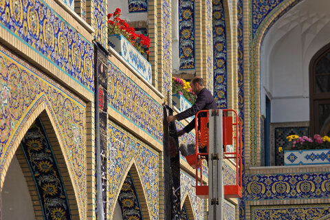 نصب کتیبه های شهادت حضرت زهرا سلام الله علیها در حرم مطهر رضوی