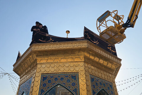 نصب کتیبه های شهادت حضرت زهرا سلام الله علیها در حرم مطهر رضوی