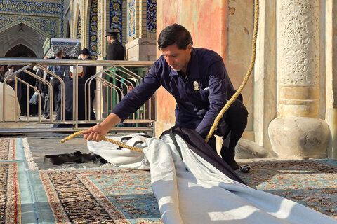 نصب کتیبه های شهادت حضرت زهرا سلام الله علیها در حرم مطهر رضوی