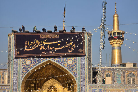 نصب کتیبه های شهادت حضرت زهرا سلام الله علیها در حرم مطهر رضوی