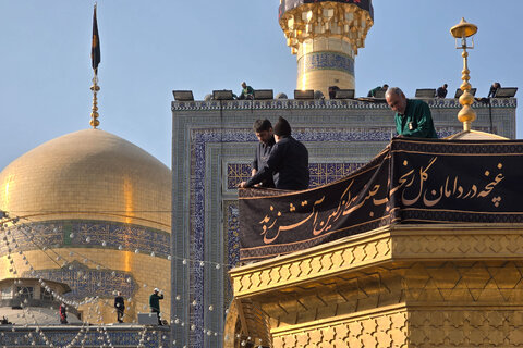 نصب کتیبه های شهادت حضرت زهرا سلام الله علیها در حرم مطهر رضوی