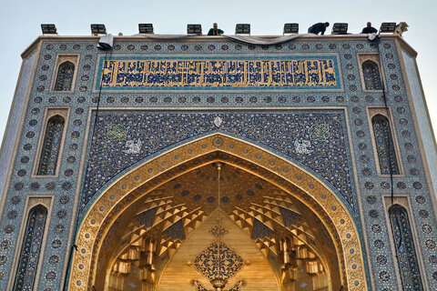 نصب کتیبه های شهادت حضرت زهرا سلام الله علیها در حرم مطهر رضوی