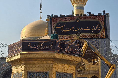 نصب کتیبه های شهادت حضرت زهرا سلام الله علیها در حرم مطهر رضوی