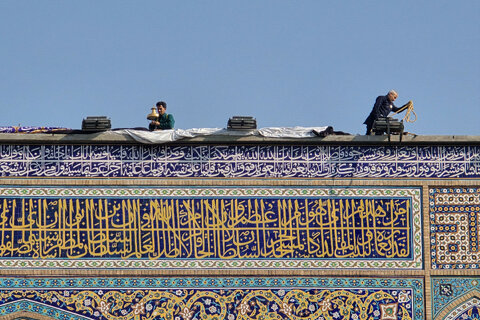 نصب کتیبه های شهادت حضرت زهرا سلام الله علیها در حرم مطهر رضوی