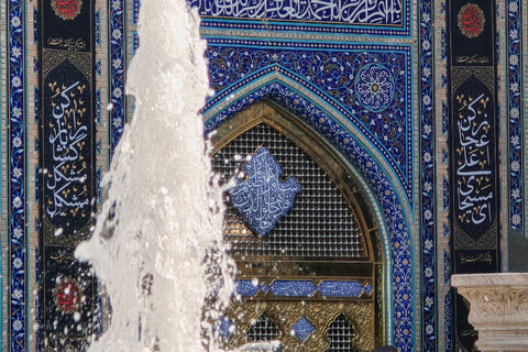 نصب کتیبه های شهادت حضرت زهرا سلام الله علیها در حرم مطهر رضوی