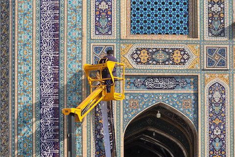 نصب کتیبه های شهادت حضرت زهرا سلام الله علیها در حرم مطهر رضوی