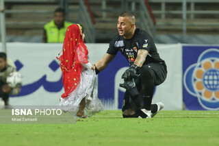 عکس روز | لحظه‌ای خاص در حاشیه دیدار استقلال خوزستان - فولاد