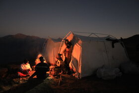 عکس روز | تصویری از اتراق شبانه نیروهای مردمی در ارتفاعات الیت