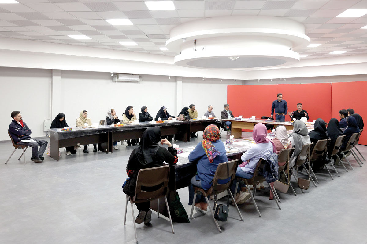 در میانه نور و هنر / روایتی از کارگاه یک‌روزه آینه‌کاری سنتی در نگارخانه رضوان