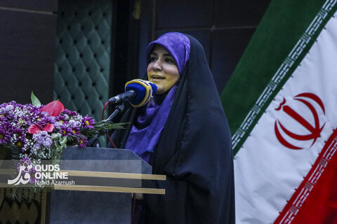 اشک و گریه سحر امامی، مجری شبکه خبر حین خواندن دکلمه برای رهبر شهید