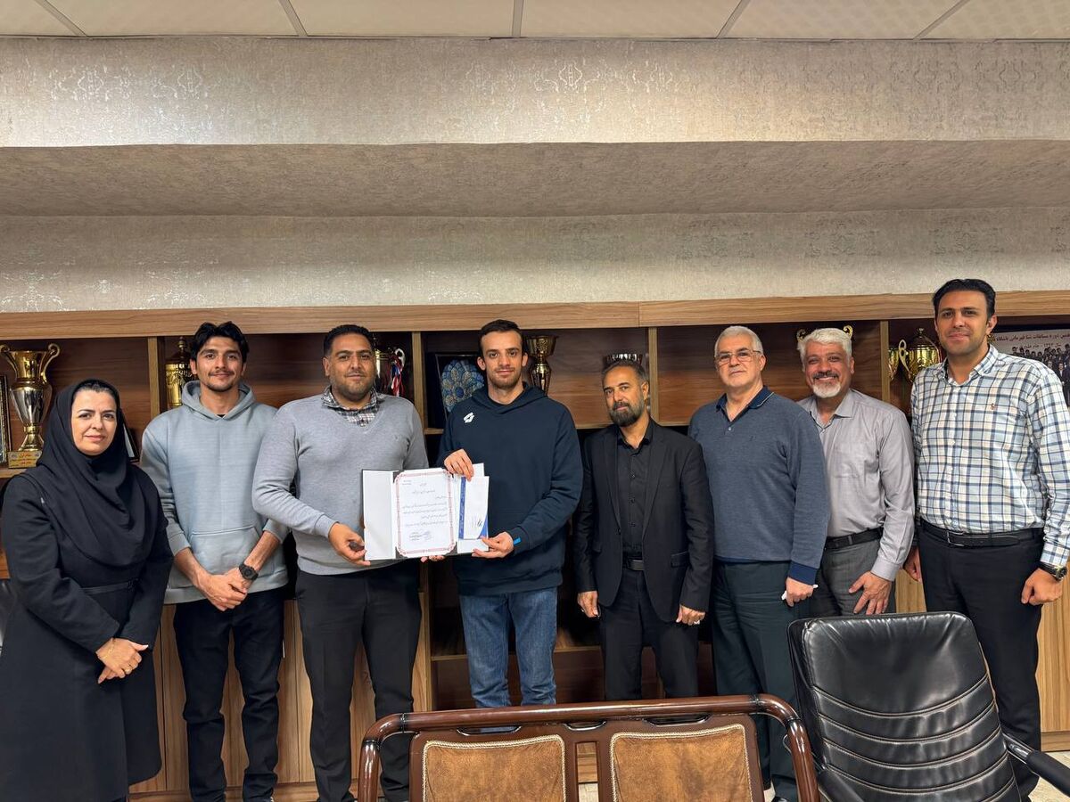 تجلیل از شناگر برجسته مشهدی سینا غلامپور توسط هیئت ورزش‌های آبی خراسان رضوی