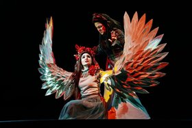 «هم این هم آن» بازتابی از جدال نسل‌ها روی یک صندلی گریم