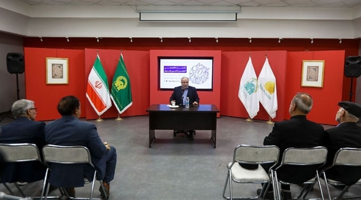 یک شاعر و پژوهشگر:
دوران سرودن شعرهای کلیشه‌ای و تکراری به پایان رسیده است