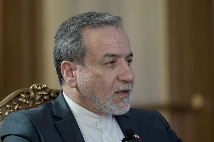 عراقچی: به نظامیانی که ممکن است امنیت مشتریان را به خطر اندازند، خدمات ندهید