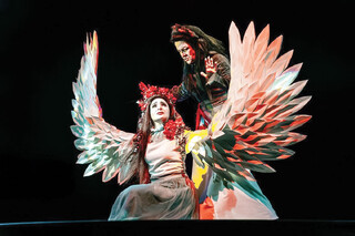 رویارویی دو جهان متفاوت در یک صحنه واحد