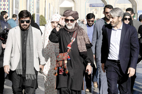 تو امام رئوف(ع) دنیایی / روایتی از حضور چهره‌های مطرح سینما و رسانه پاکستان در حرم مطهر رضوی